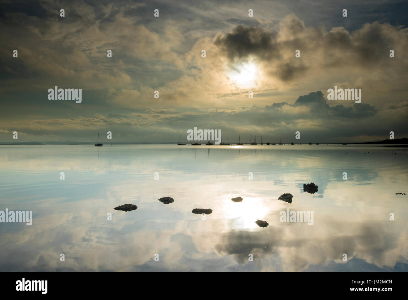 Die untergehende Sonne über Strangford Lough, County Down, Nordirland - Großbritanniens größte See Loch (fast vollständig eingeschlossen). Stockfoto