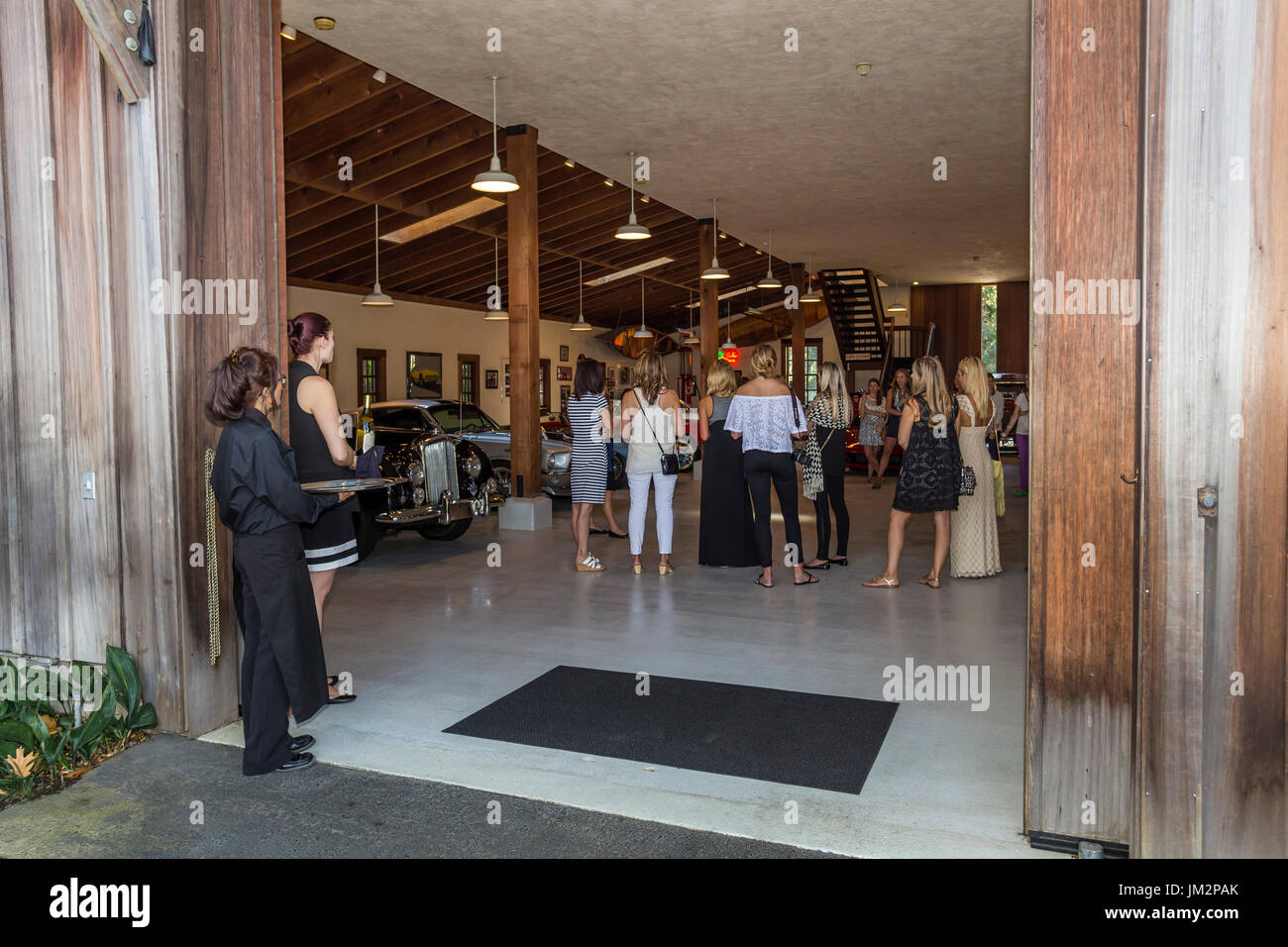 Touristen, Weintour, Autosammlung, weit Niente Weingut, Oakville, Napa Valley, Napa County, Kalifornien Stockfoto