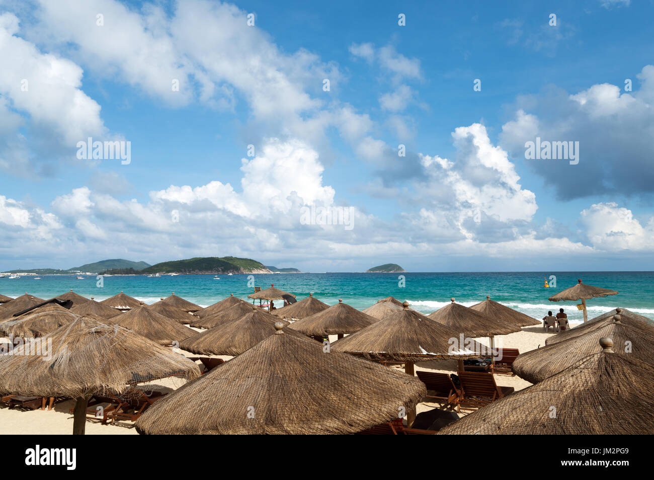 Strand Sonnenschirme und liegen, China Hainan Island Stockfoto