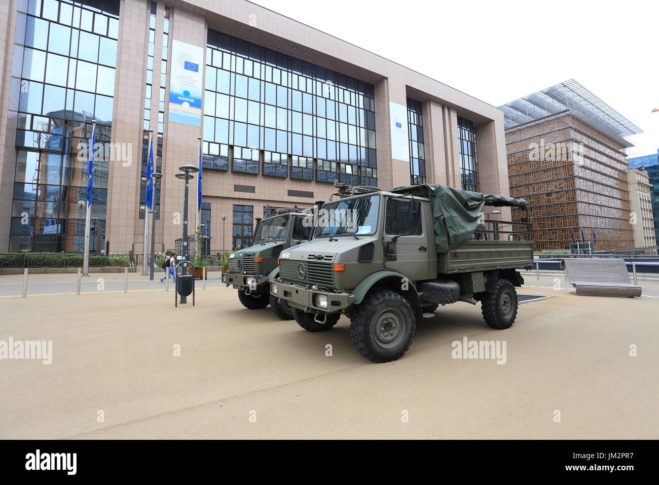 Brüssel, Belgien - 17. Juli 2017: Militär-LKW gegenüber Europäischen Rat Gebäude. Armee auf den Straßen von Brüssel nach der Terrorakte. Stockfoto
