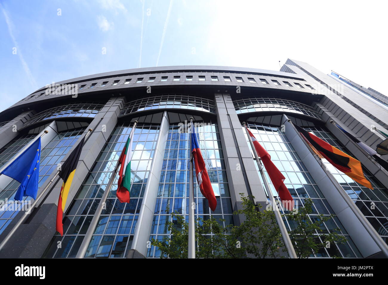 Brüssel, Belgien - 17. Juli 2017: Flaggen auf europäischen Parlamentsgebäude Hintergrund. Flaggen der EU-Länder gegenüber Fassade des Europäischen Parlaments Buil Stockfoto