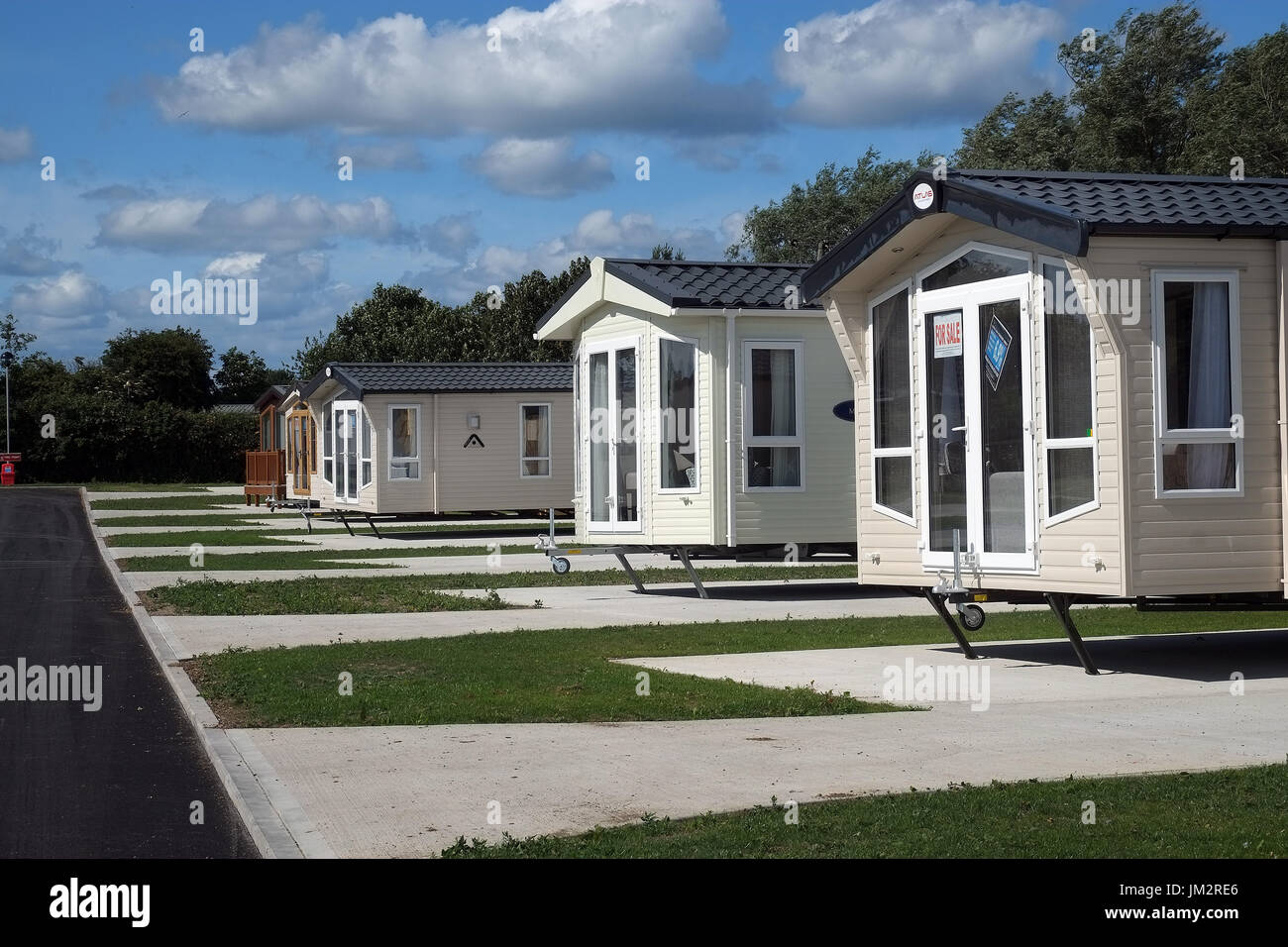 Neue große Site statische Wohnwagen zum Verkauf auf Stellplätzen im Park. Stockfoto