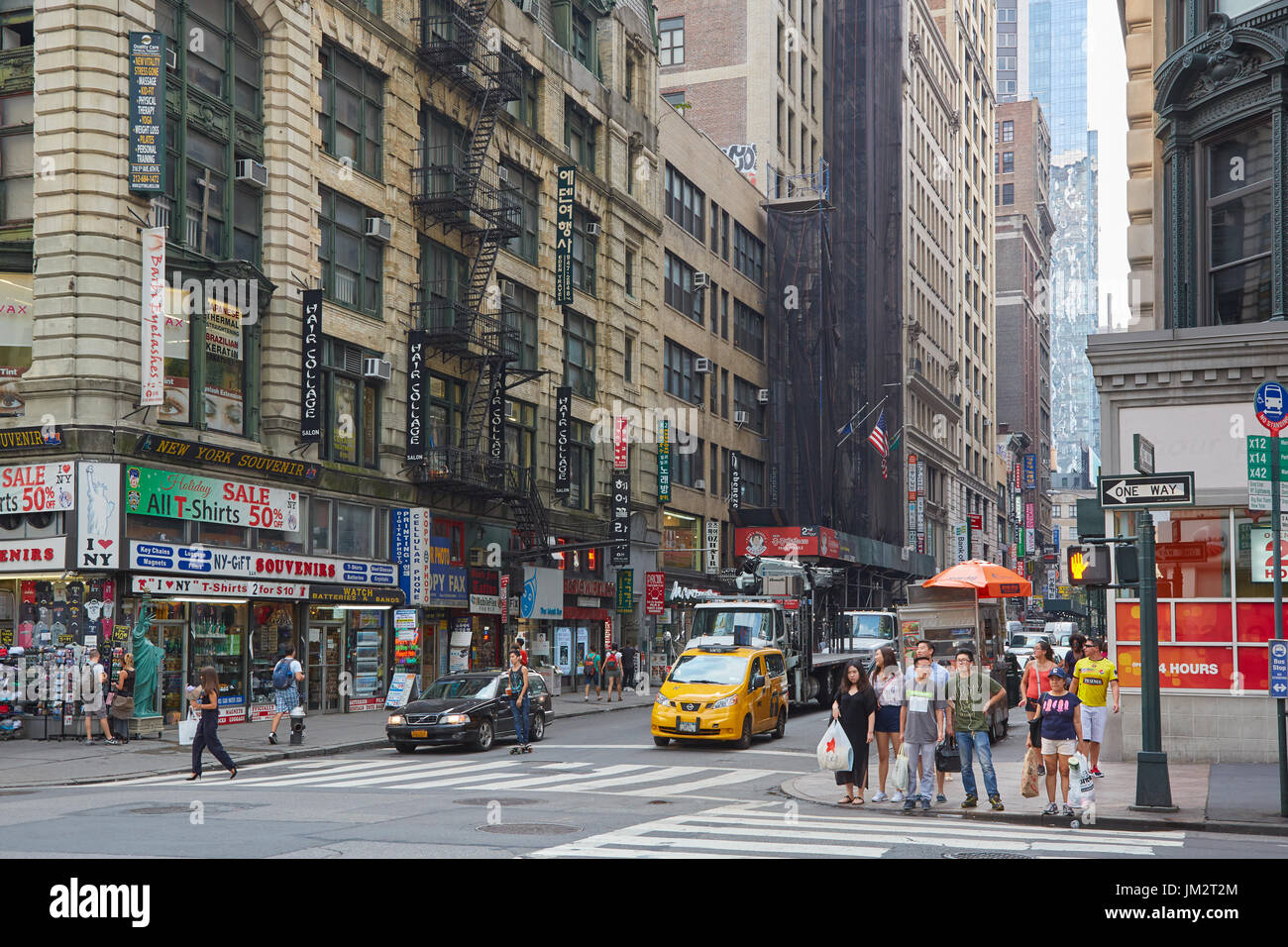 Koreatown Straße mit Menschen und Zeichen in New York Stockfoto