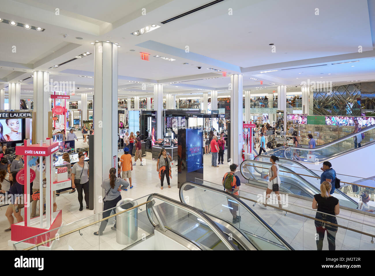 Das Kaufhaus Macy's Interior, Kosmetik mit Fahrtreppen in New York Stockfoto