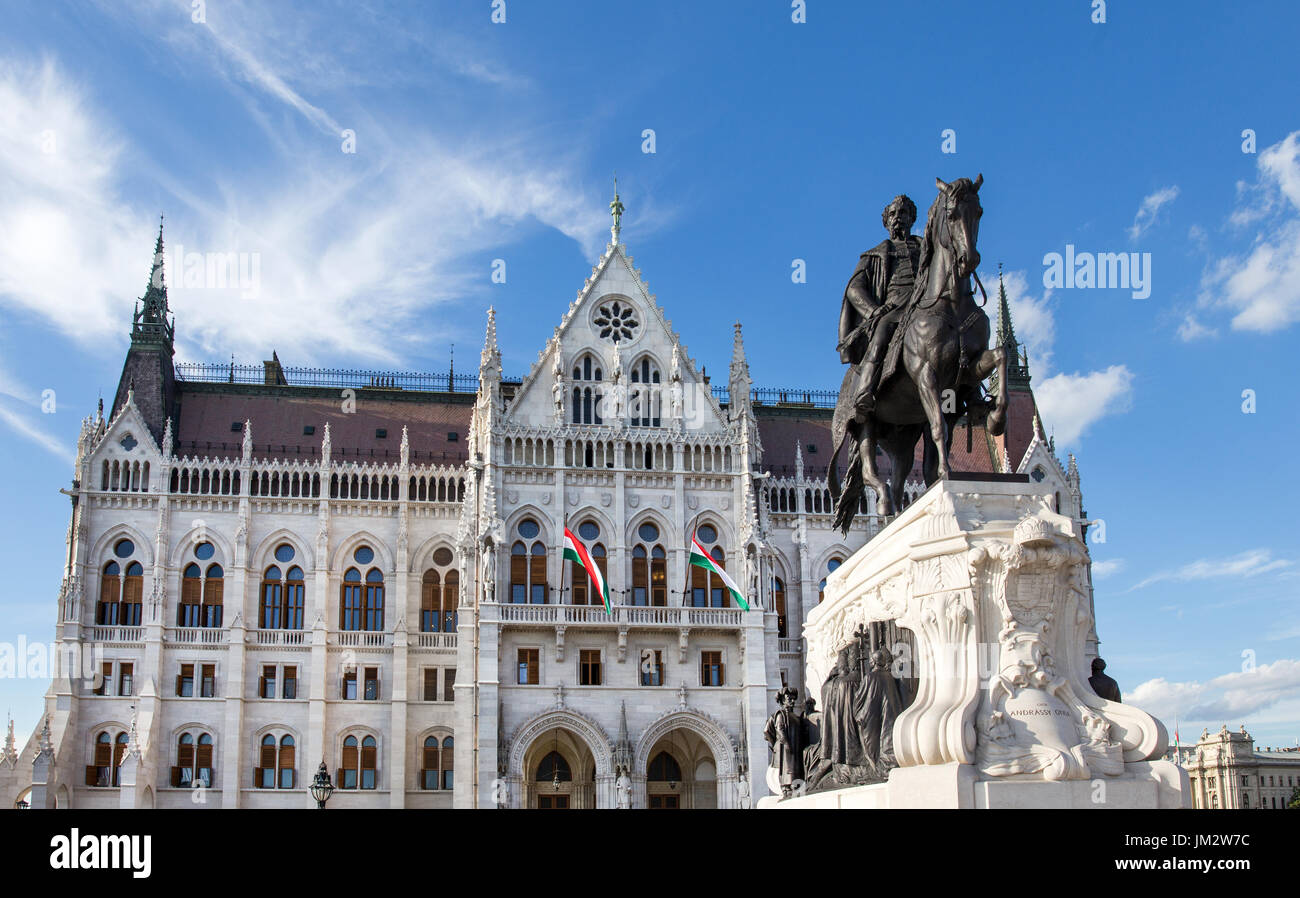 Parlamentsgebäude mit Grof Gyula Andrassy Statue, Budapest, Ungarn Stockfoto