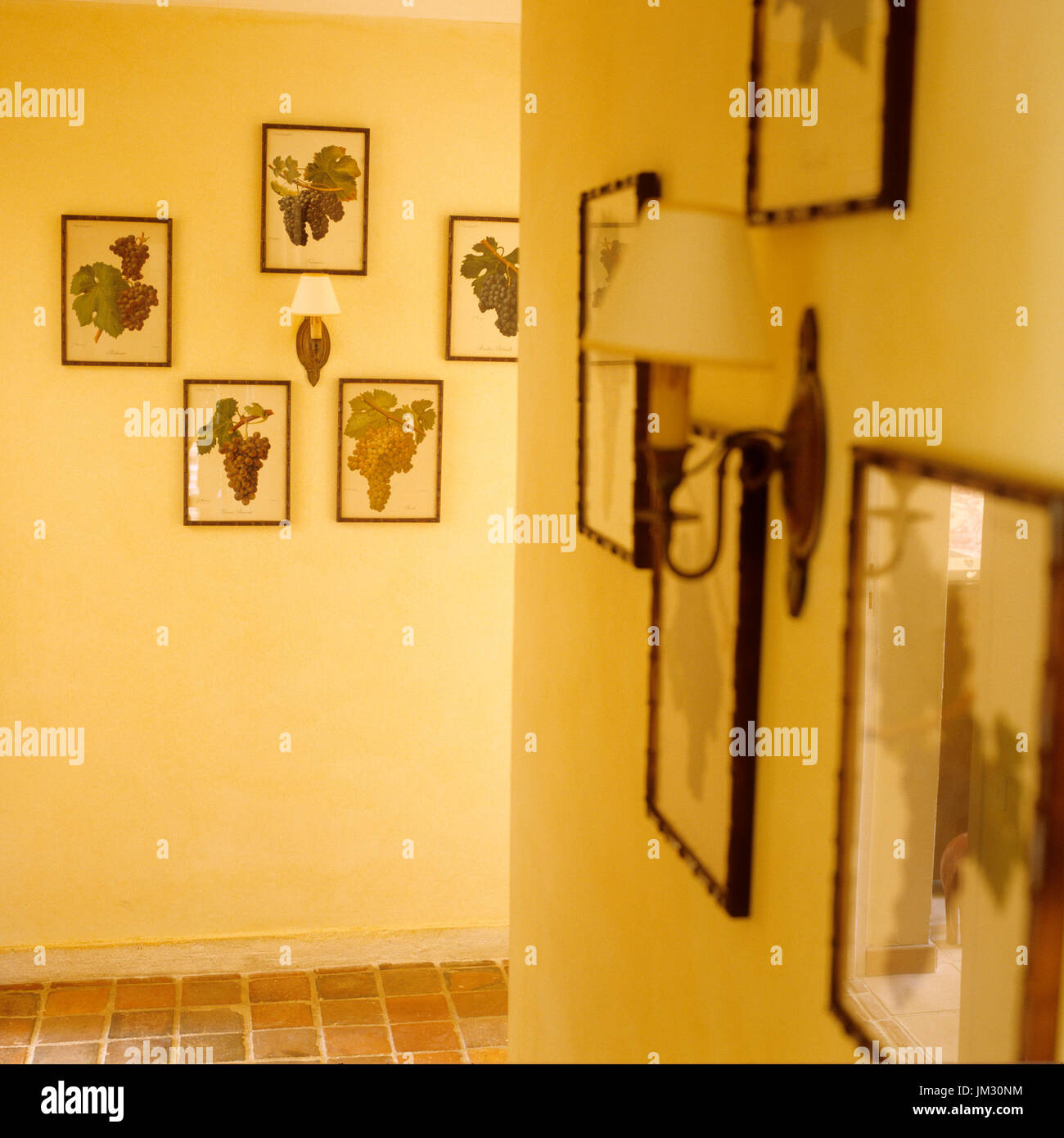 Gelben Flur mit Kunst an Wand Stockfoto