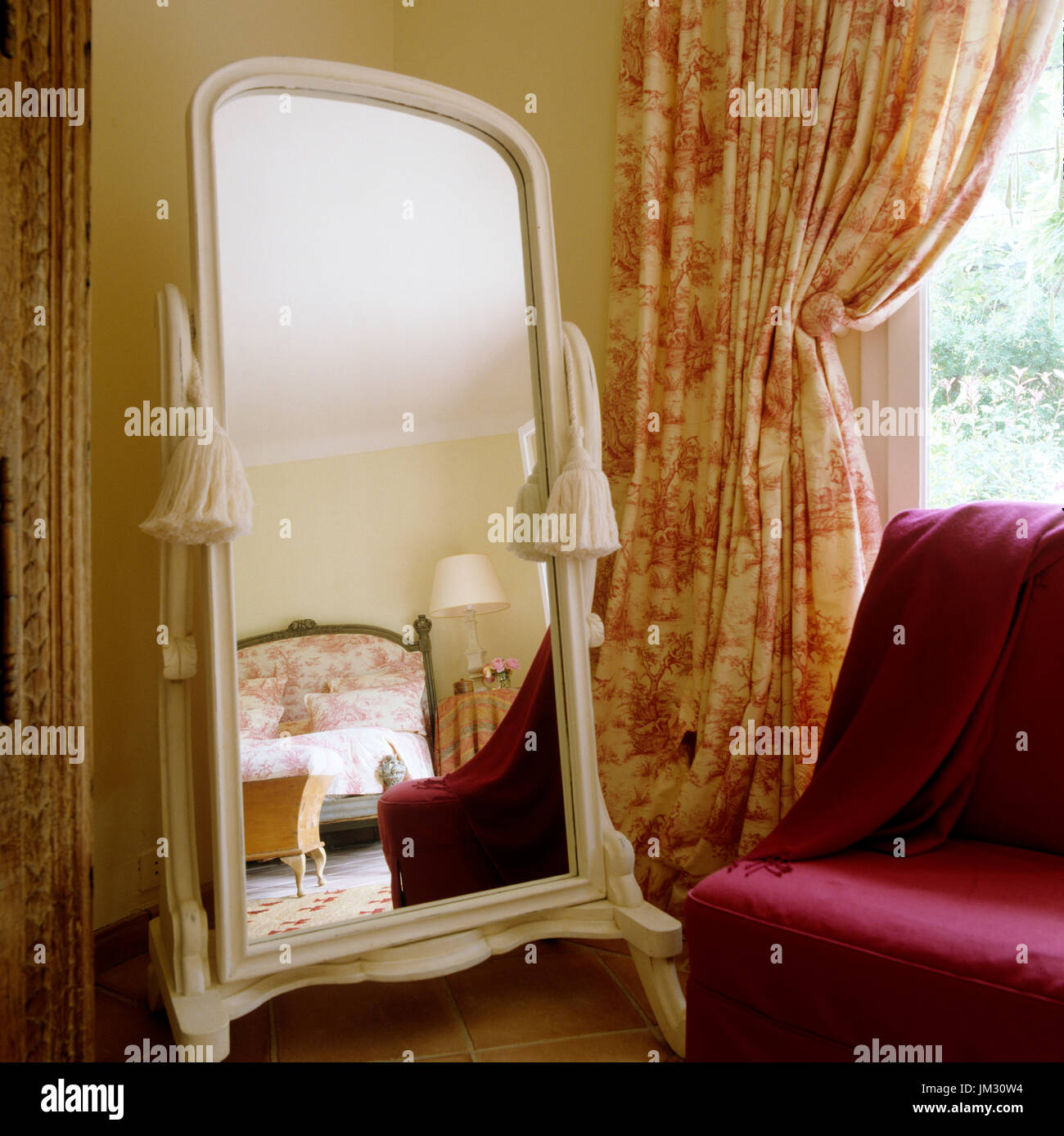 Feminine Schlafzimmer im Spiegel reflektiert Stockfoto