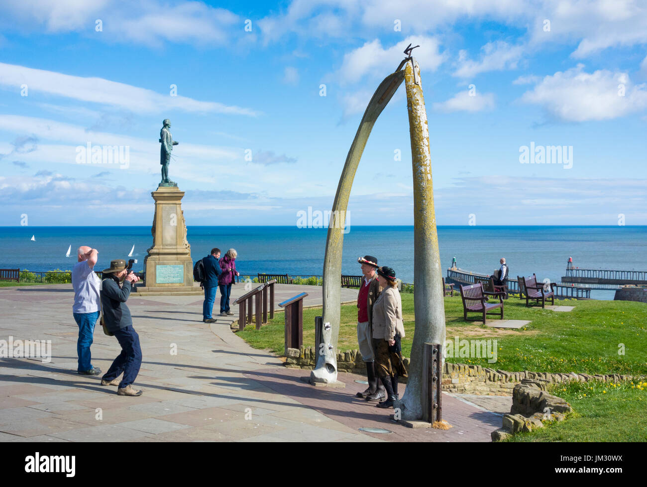 Captain Cook Memorial Statue und Wal Kieferknochen arch am West Cliff mit Blick auf Stadt und Hafen von Whitby, North Yorkshire, England, Großbritannien, Stockfoto