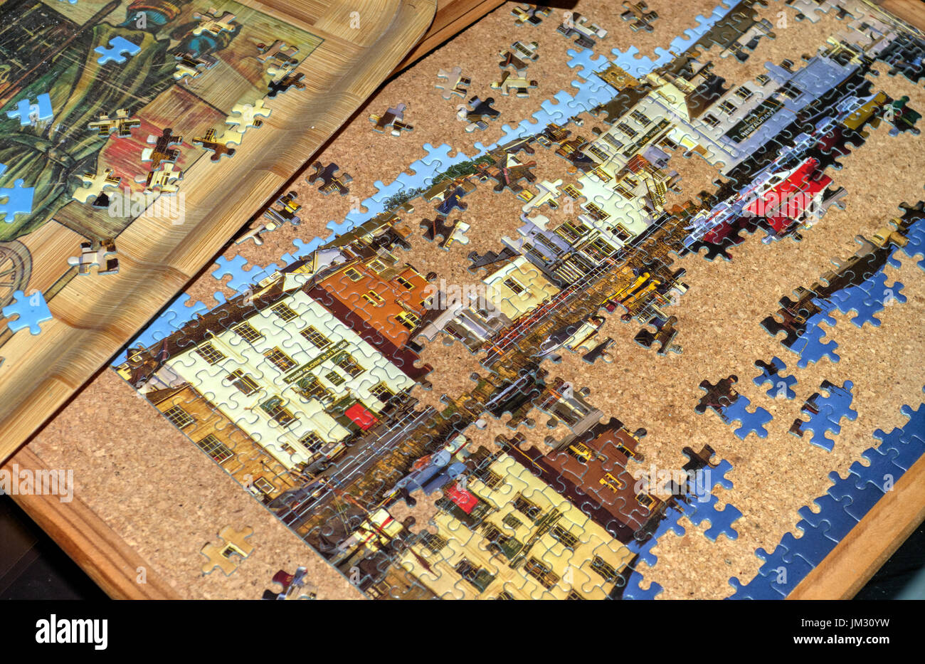 Teilweise abgeschlossen Puzzle mit einigen Stücken, die Verlegung in ein Fach warten auf Auswahl. Stockfoto