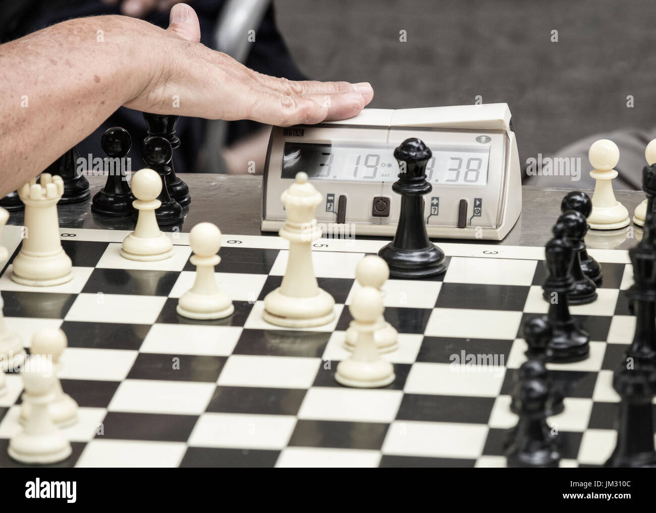 Schach zu beschleunigen: Männer spielen 5 Minuten Blitzschach in Spanien Stockfoto