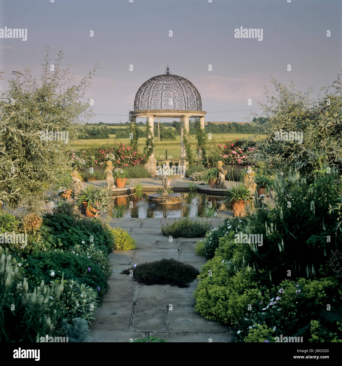 Pavillon und Teich in einem georgianischen Stil Garten Stockfoto