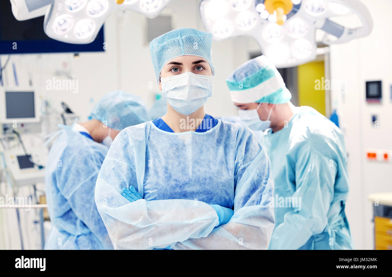 Chirurg im OP im Krankenhaus Stockfoto