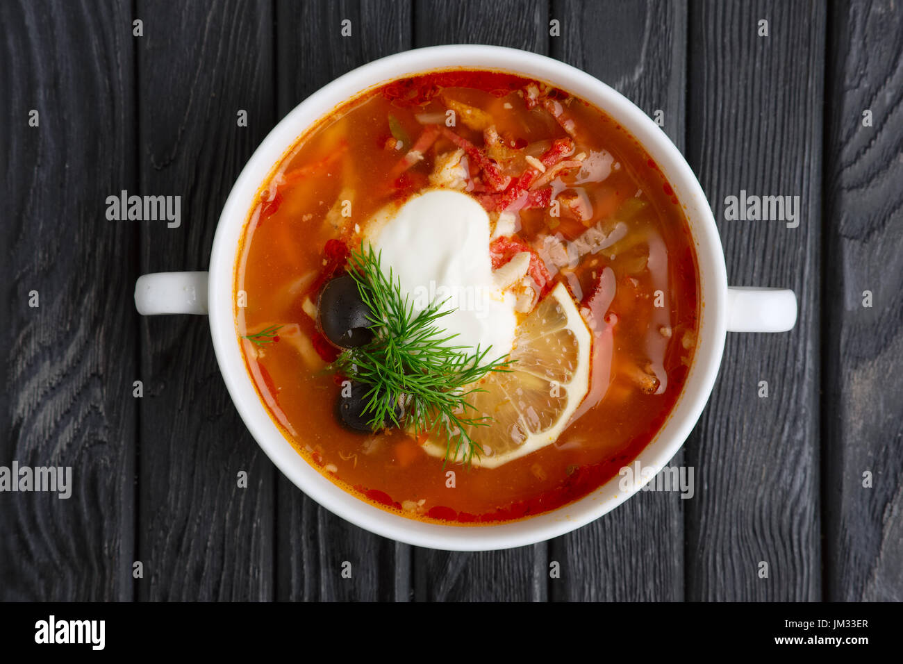 Traditionelle weißrussische Suppe Soljanka Stockfoto