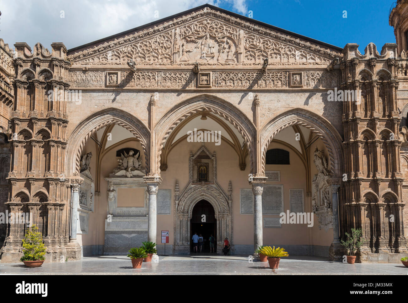 Die gotische Laubengang und Haupteingang der Kathedrale in Zentral-Palermo, Sizilien, Italien. Stockfoto