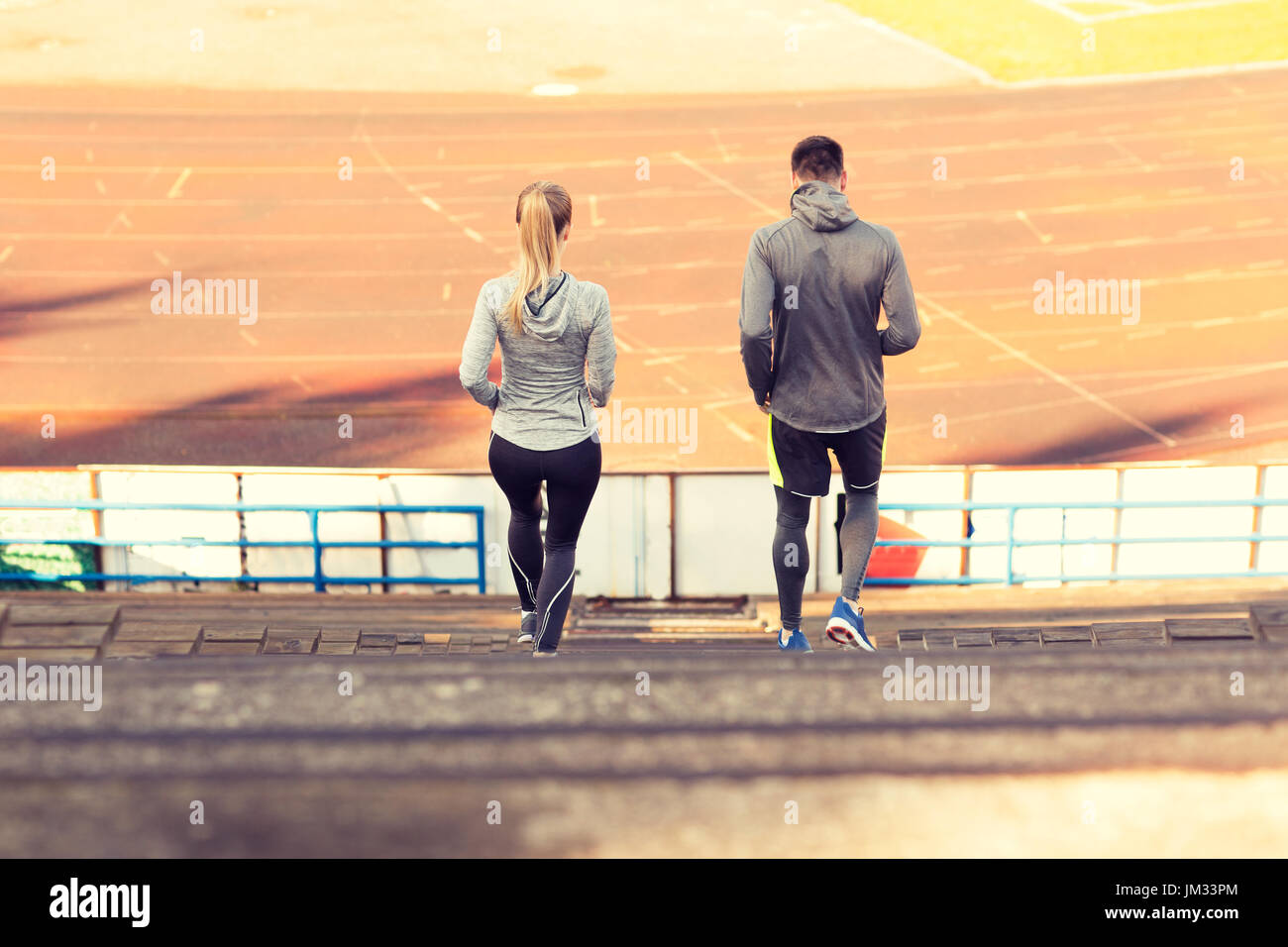 paar auf Stadion im Erdgeschoss ausgeführt Stockfoto