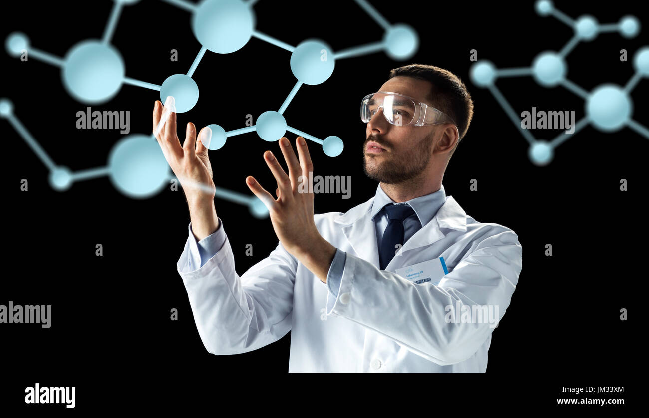 Wissenschaftler in Kittel und Schutzbrillen mit Molekülen Stockfoto