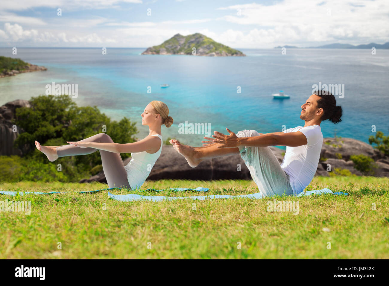 paar macht Yoga halb-Boot stellen im freien Stockfoto