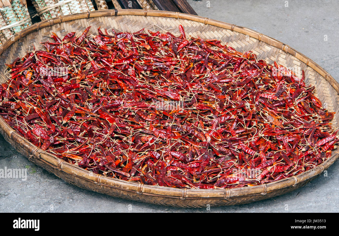 Getrocknete rote Chili in einer Korb-Platte Stockfoto