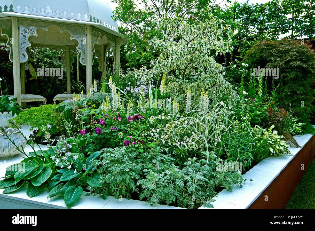 Ein zeitgenössisches Arden-Design mit weißen gepflanzt ausgelöst Bett Stockfoto