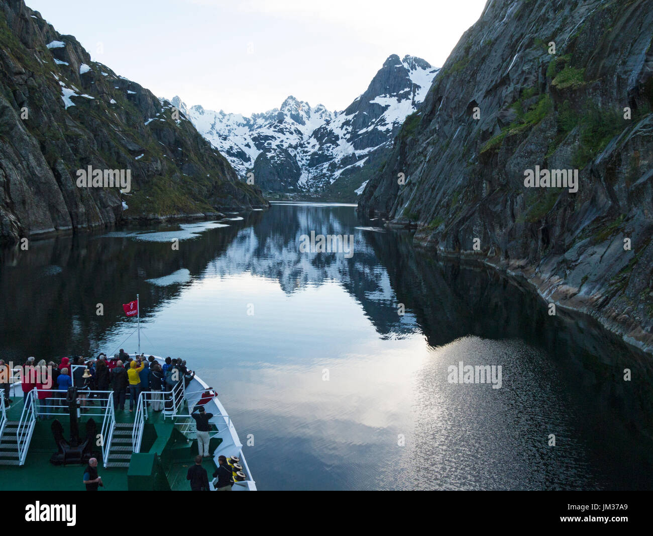 Klein-Kreuzfahrtschiff in erstaunlich engen Trollfjord Nebenarm der Raftsund zwischen Inseln der Lofoten und Vesteralen Inseln Norwegen Stockfoto