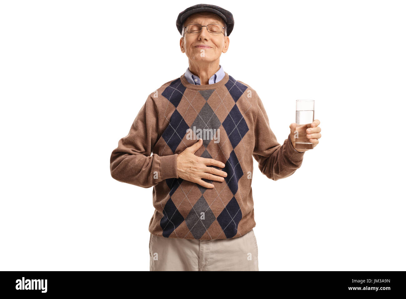 Zufrieden Senior mit einem Glas Wasser hält seine Hand auf den Bauch, die isoliert auf weißem Hintergrund Stockfoto