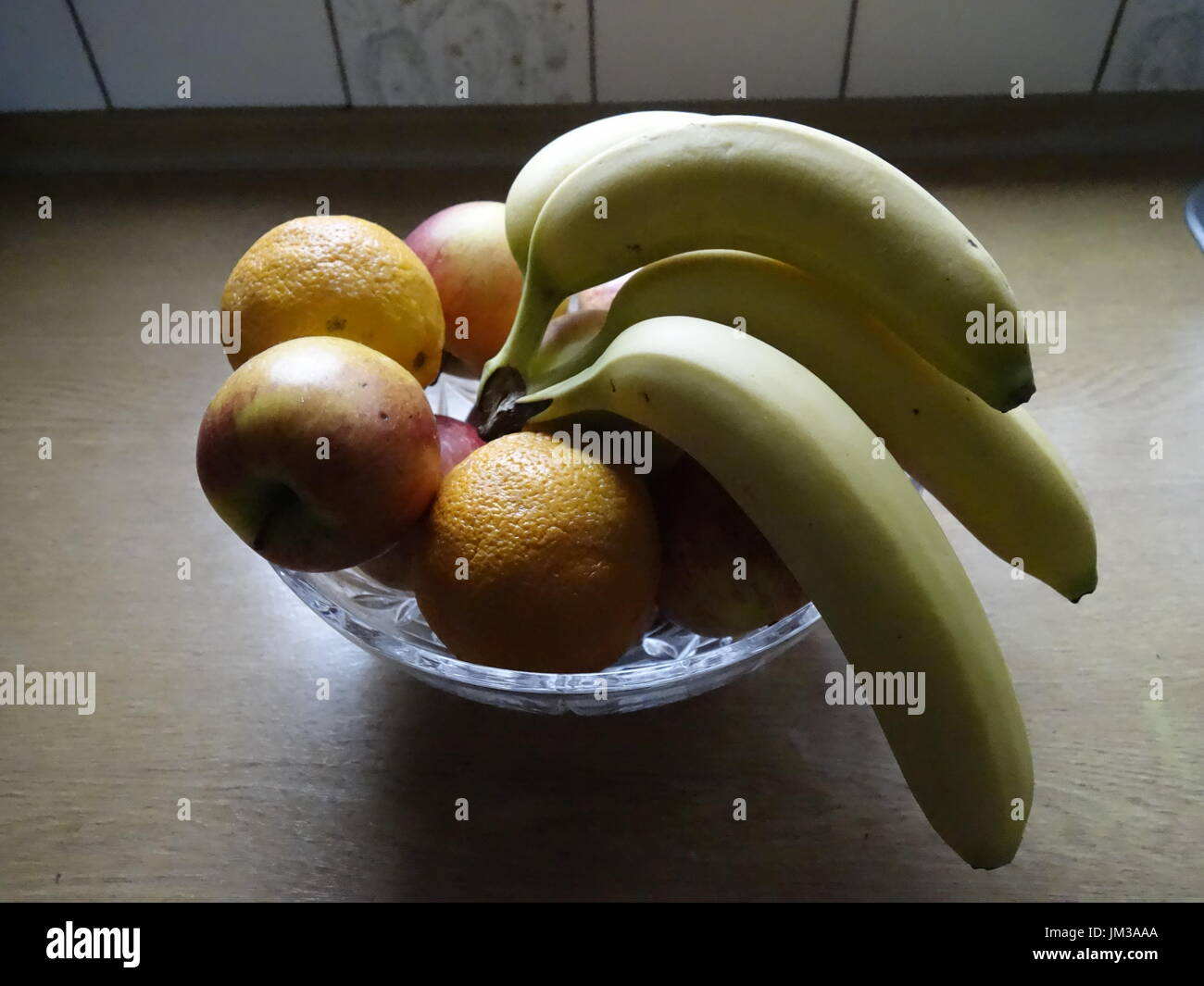 Obstschale mit Orangen und Bananen Stockfoto