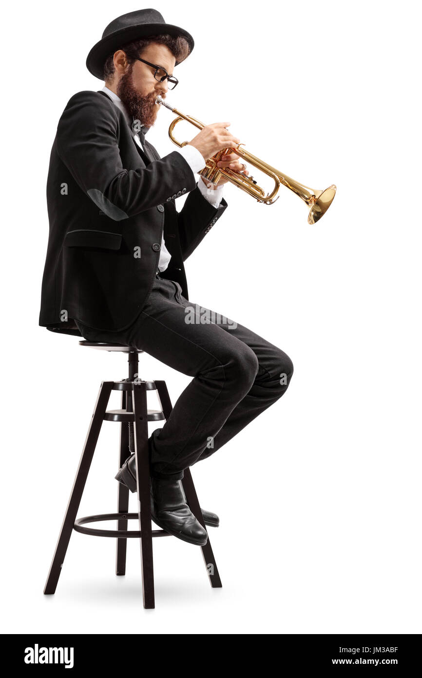 Trompeter, sitzend auf einem Stuhl isoliert auf weißem Hintergrund Stockfoto