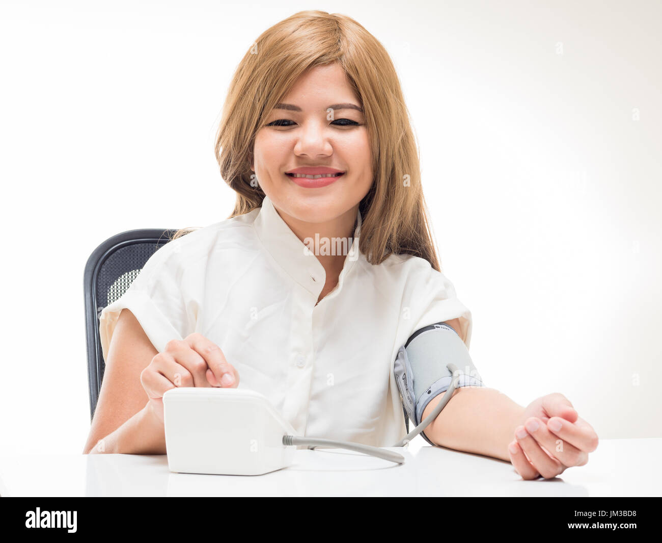 Frau, die Überprüfung der Blutdruck auf weißem Hintergrund Stockfoto