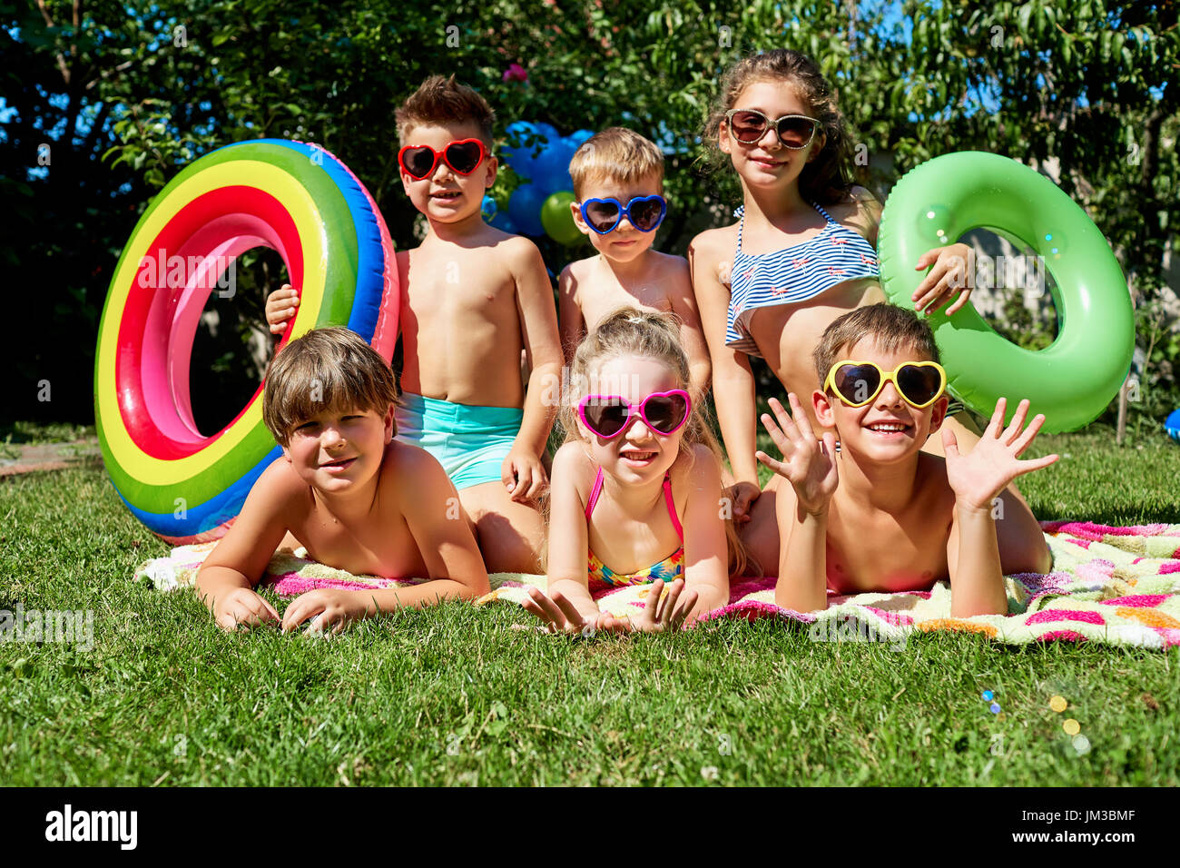 Eine Gruppe von Kindern in Badeanzügen im Sommer Stockfoto