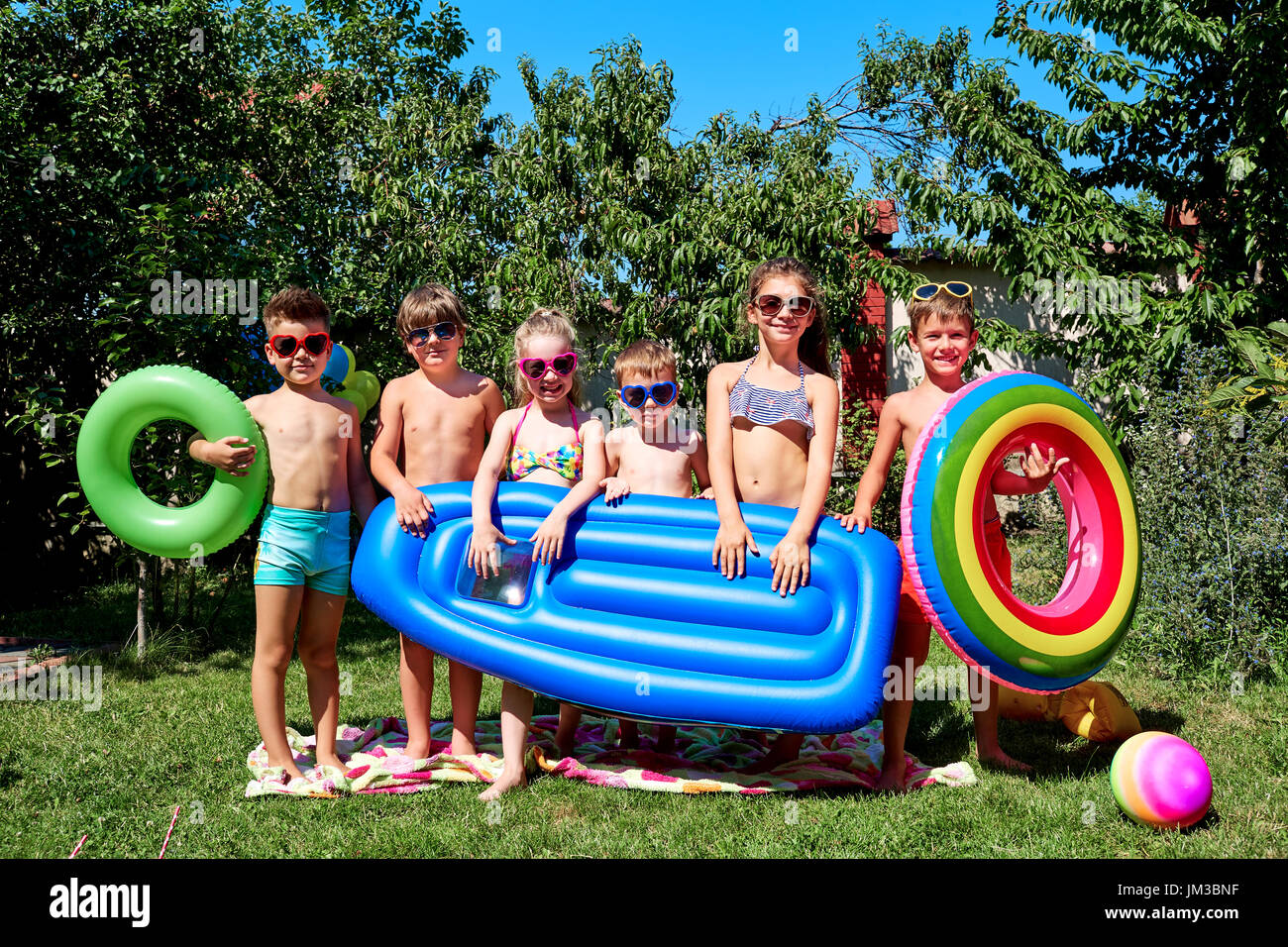 Eine Gruppe von Kindern in Badeanzügen im Sommer Stockfoto