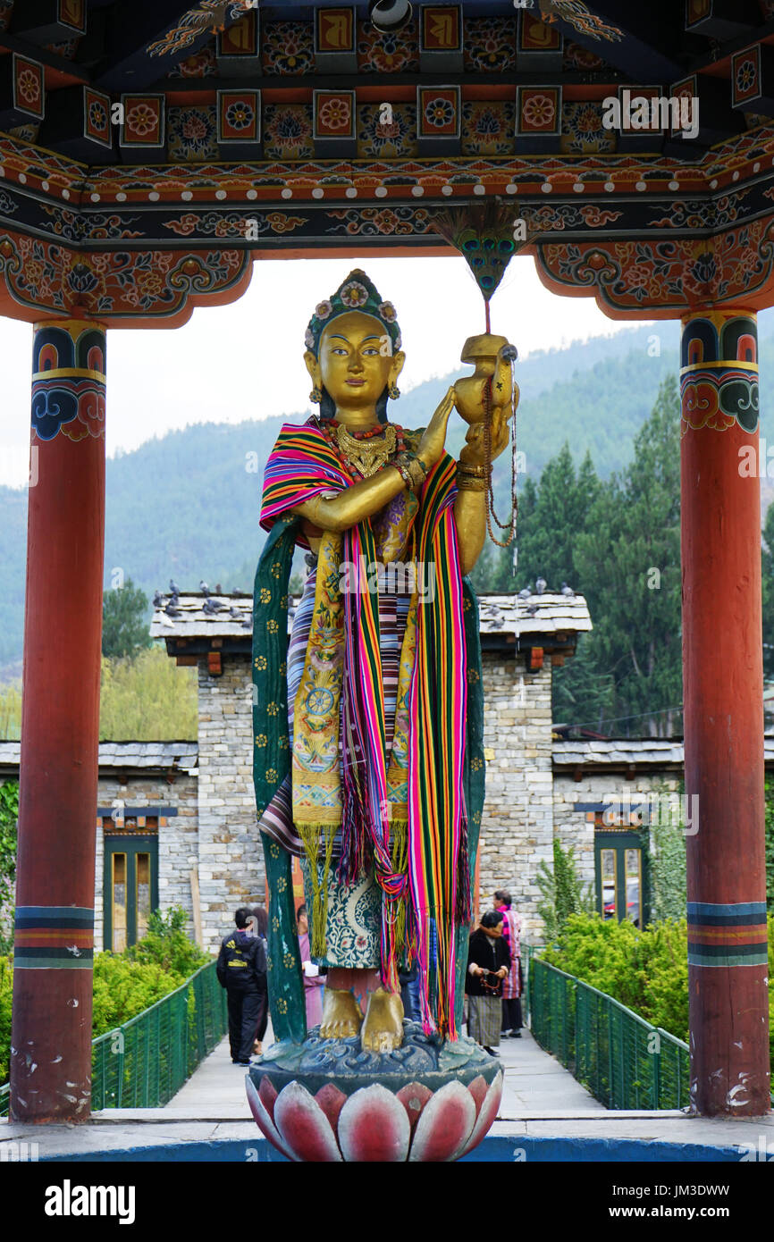 Statue der Göttin vor der Gedenkstätte Chorten im Doebom Lam, Timphu, Bhutan Stockfoto