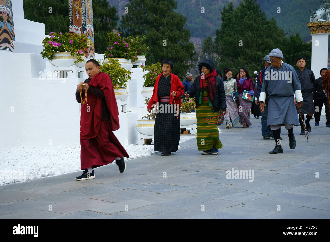 Pilger zu Fuß in Richtung der Memorial Chörten in Doebom Lam von Timphu, Bhutan Stockfoto