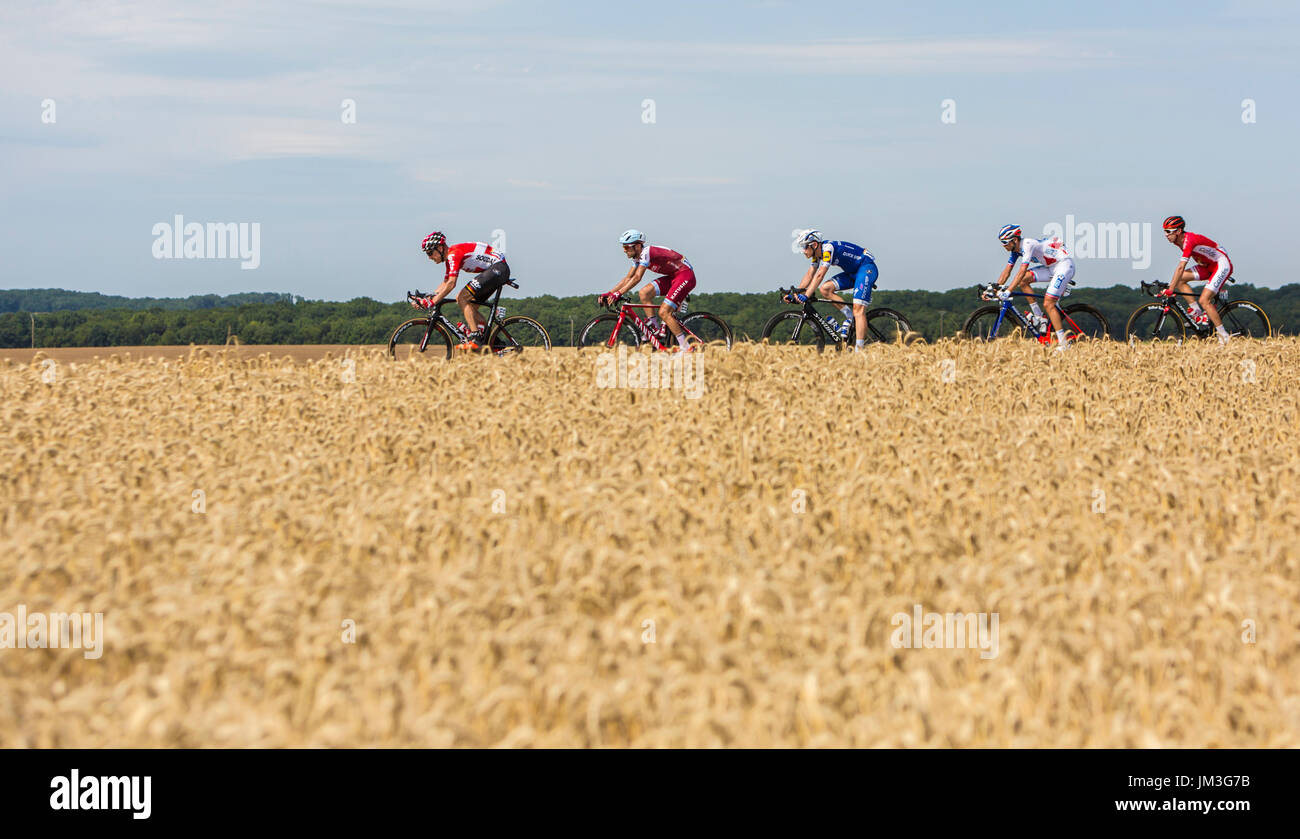 Vendeuvre Sur Barse, Frankreich-6. Juli 2017: eine Gruppe von fünf Radfahrer vor dem Hauptfeld durchlaufen eine Region von Weizenfeldern während der Etappe 6 Stockfoto