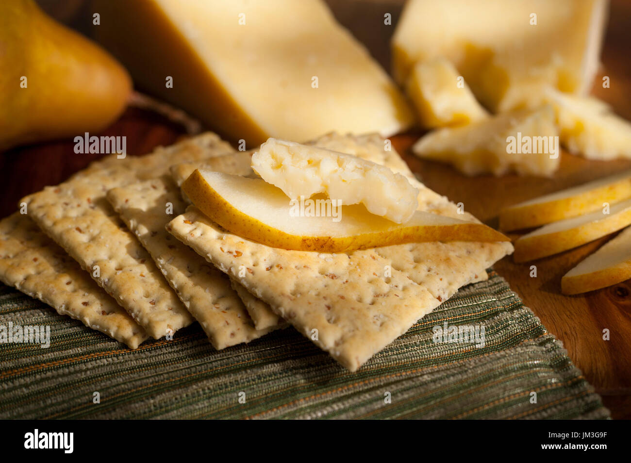 Romano Käse mit Birnen und Cracker Stockfoto