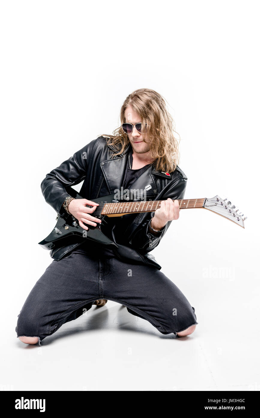 gut aussehend Rocker in Sonnenbrille posiert spielt e-Gitarre auf weiß, Felsen-Stern-Gitarre-Konzept isoliert Stockfoto