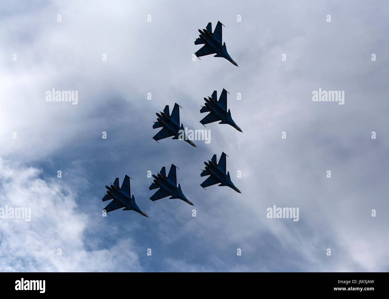 Silhouetten der russischen Kämpfer Flugzeuge am Himmel. Russland, Moskau Airshow im Juli 2017 Stockfoto