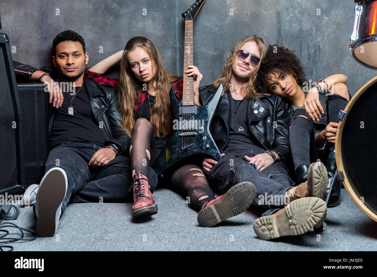 Rock-Band, die am Boden sitzen ruht nach Proben im studio Stockfoto
