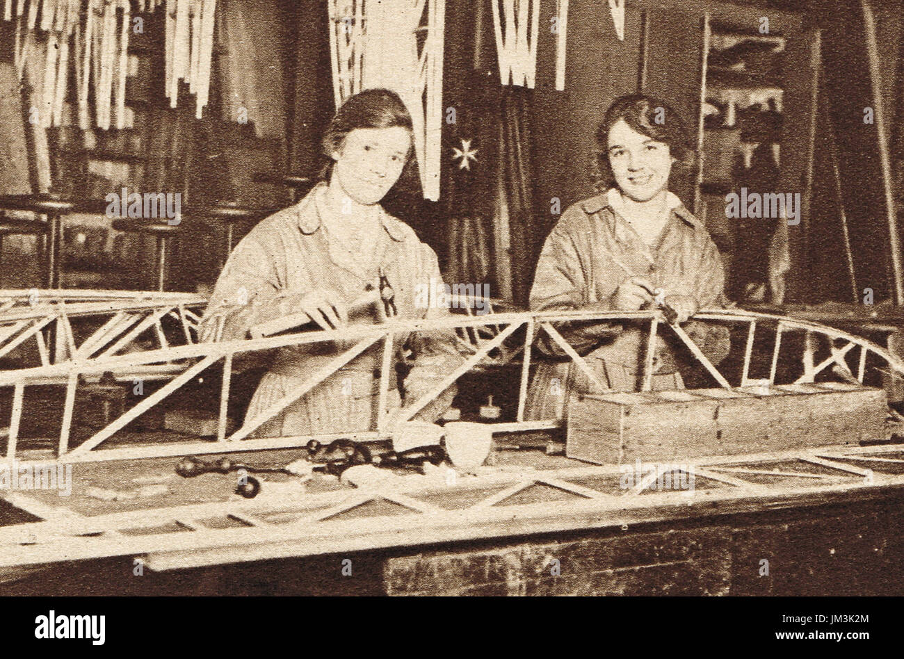 Frauen RNAS Flugzeugflügeln machen Stockfoto