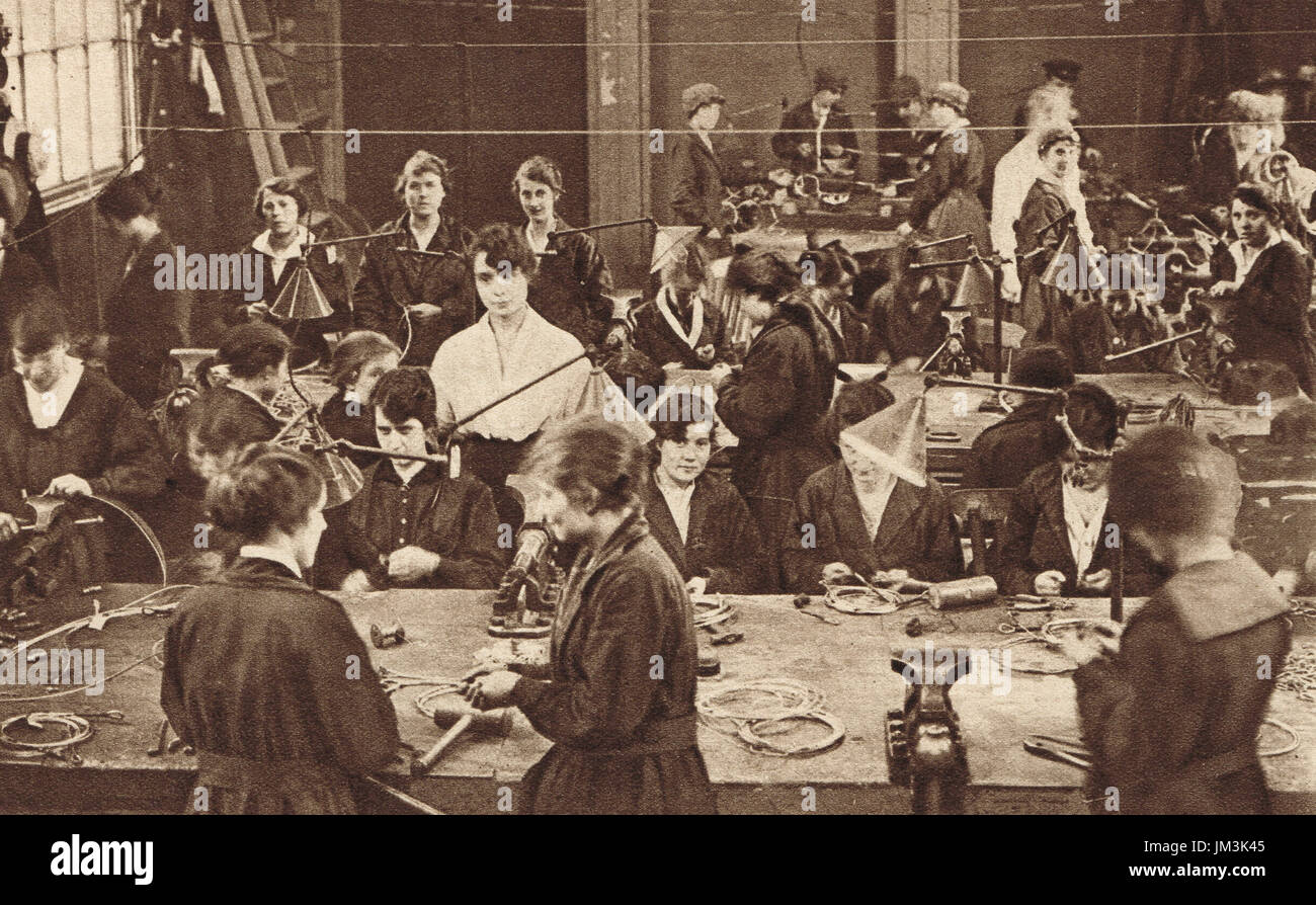 Frauen RNAS Vorbereitung Luftschiff Takelage, ww1 Stockfoto