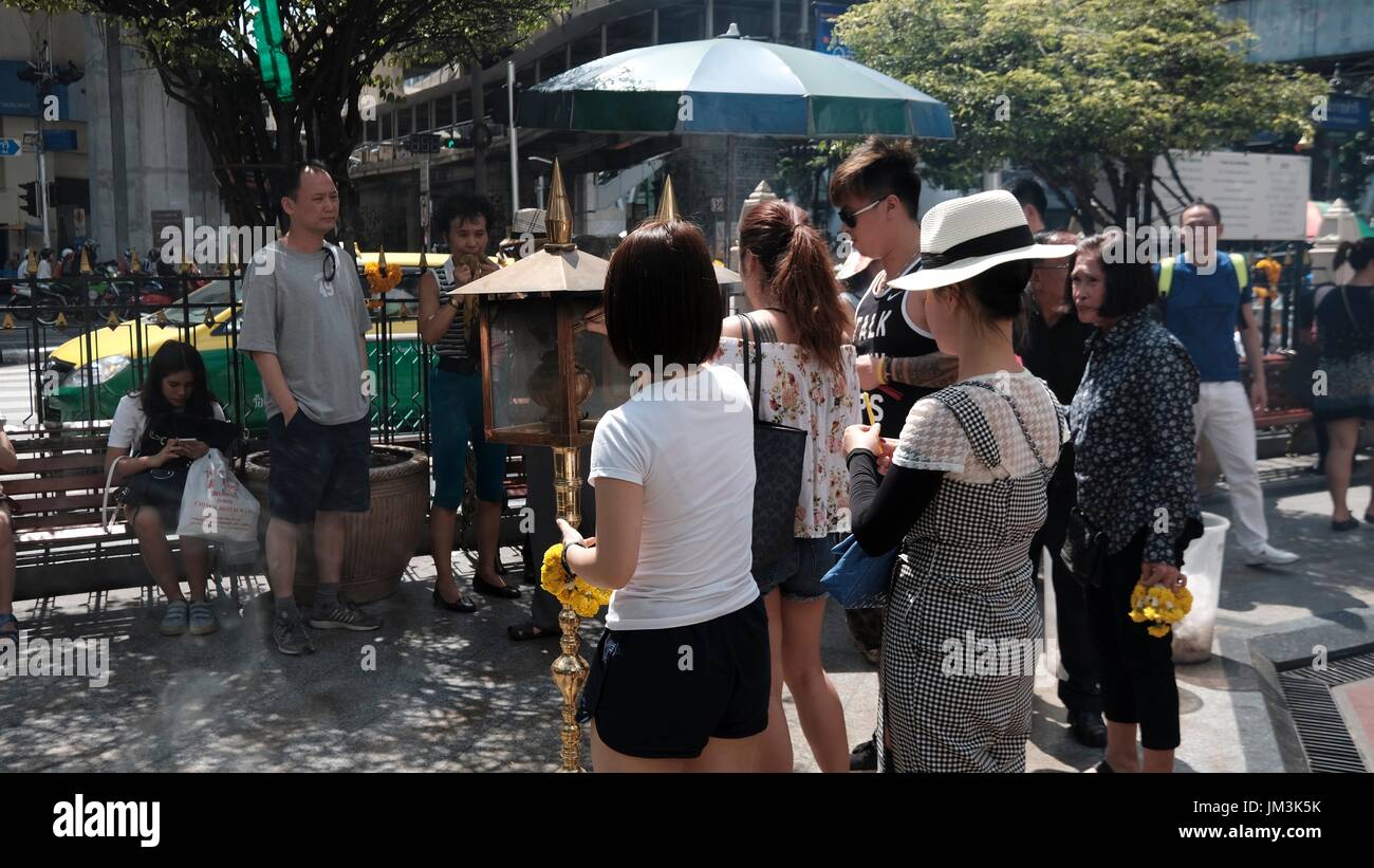 Das Erawan-Schrein Touristenattraktion Bangkok Thailand ist der Mittelpunkt der Stadt Stockfoto