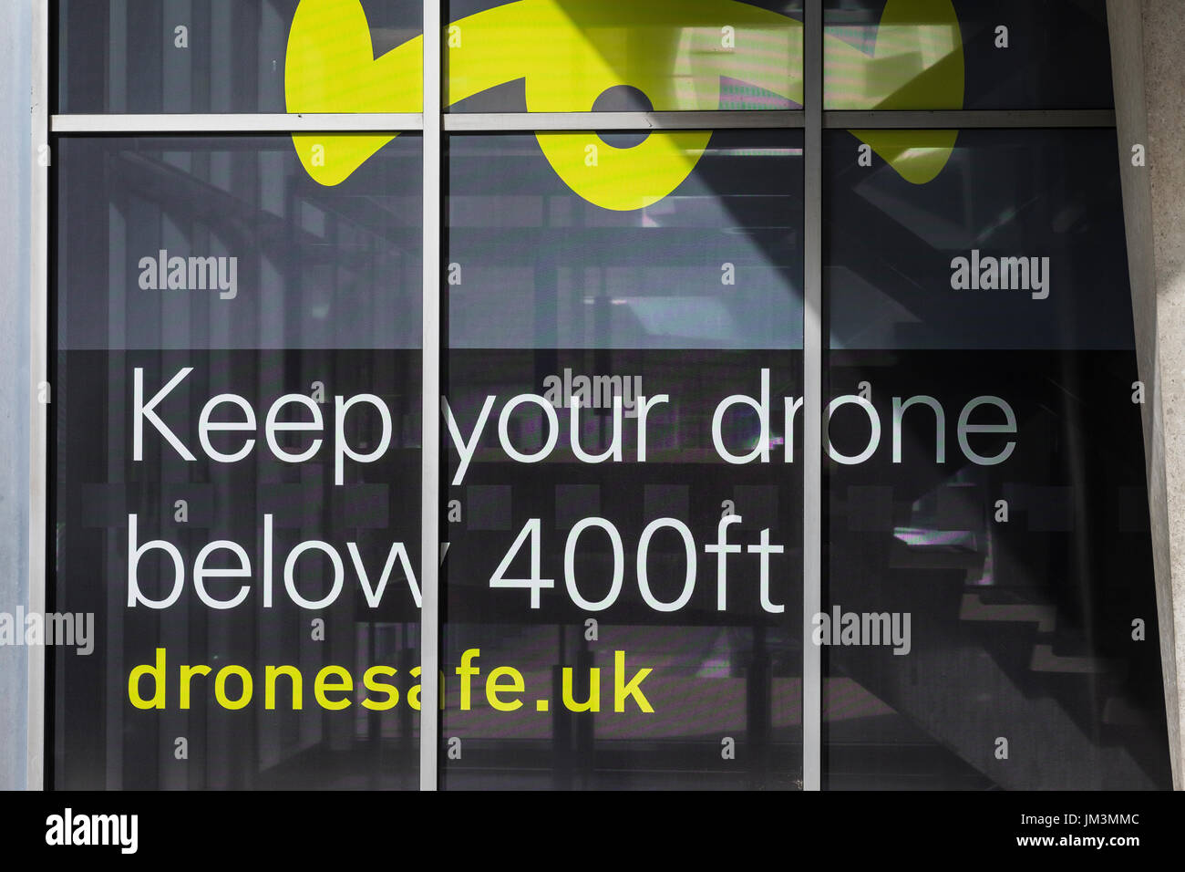 Dronesafe Fenster an der Civil Aviation Authority, aufbauend auf Kingsway, London, England, Vereinigtes Königreich Stockfoto