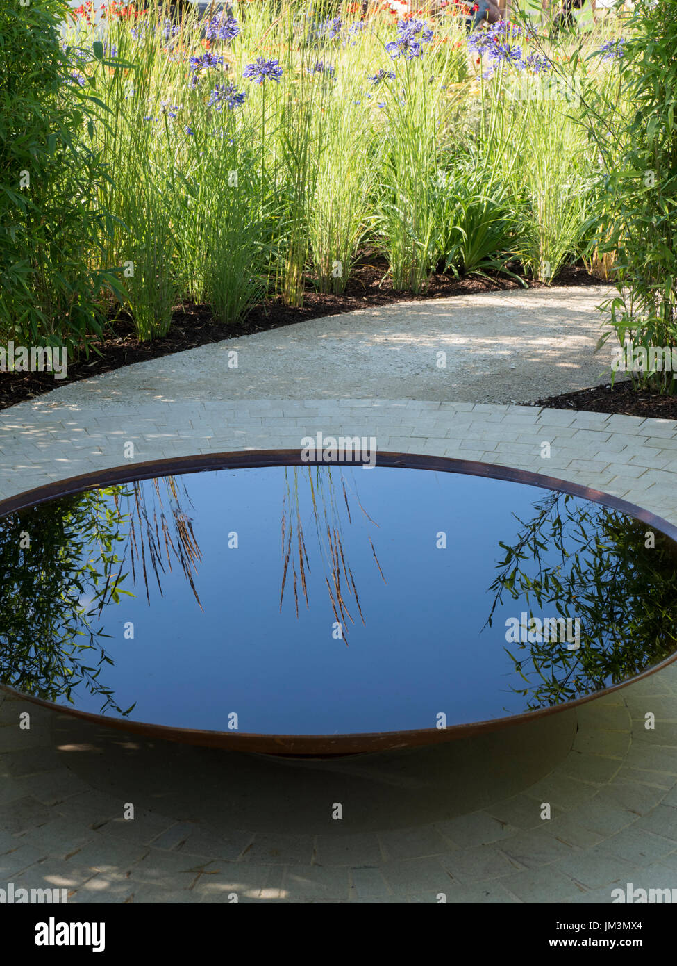 Hampton Court Schaugarten - Heiligtum Staudengarten von Tom Massey entworfen.  Vergoldete Silbermedaille.  Kreisförmige Wasserbecken / feature in der zentralen gepflastert Stockfoto