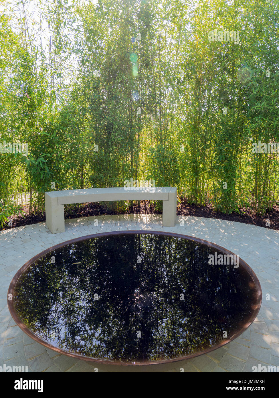 Hampton Court Schaugarten - Heiligtum Staudengarten von Tom Massey entworfen.  Vergoldete Silbermedaille.  Kreisförmige Wasserbecken / feature in der zentralen gepflastert Stockfoto
