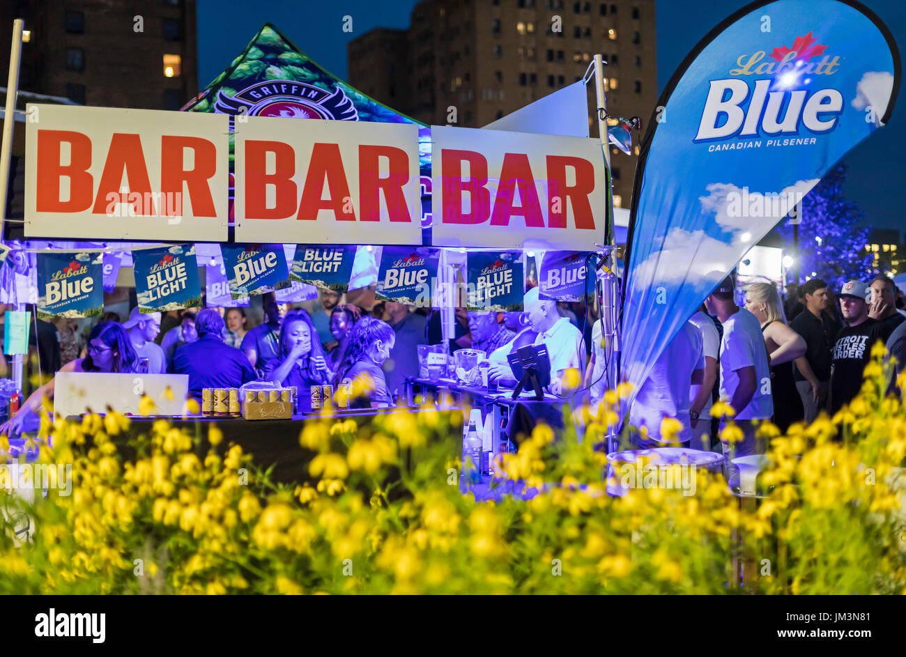 Detroit, Michigan - ein Biergarten zum Verweilen bei der Eröffnung des Beacon Park, einem privat finanzierten öffentlichen Raum von DTE Energy entwickelt. Stockfoto