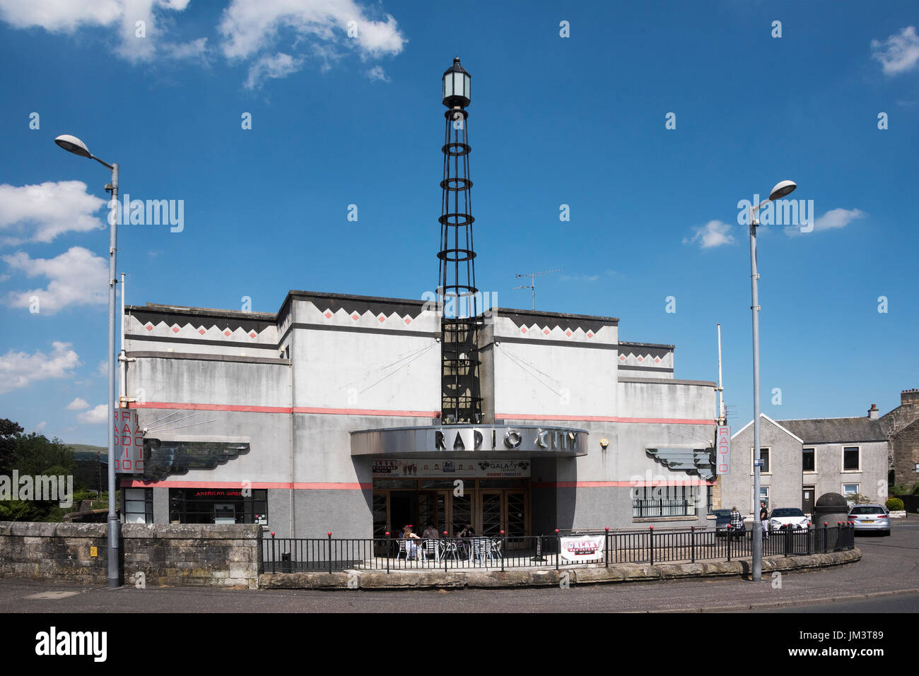 Radio City Art-Deco-Gebäude im Zentrum der kleinen Stadt von Ayrshire Kilbirnie in Schottland. Stockfoto