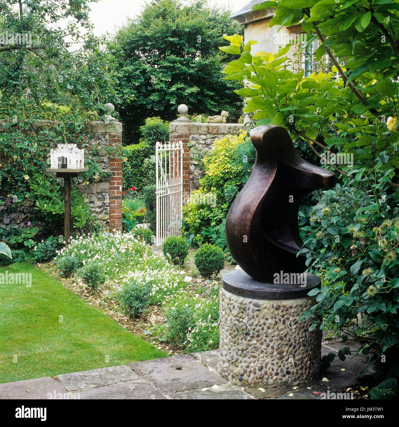 Moderne Skulptur im Garten Stockfoto