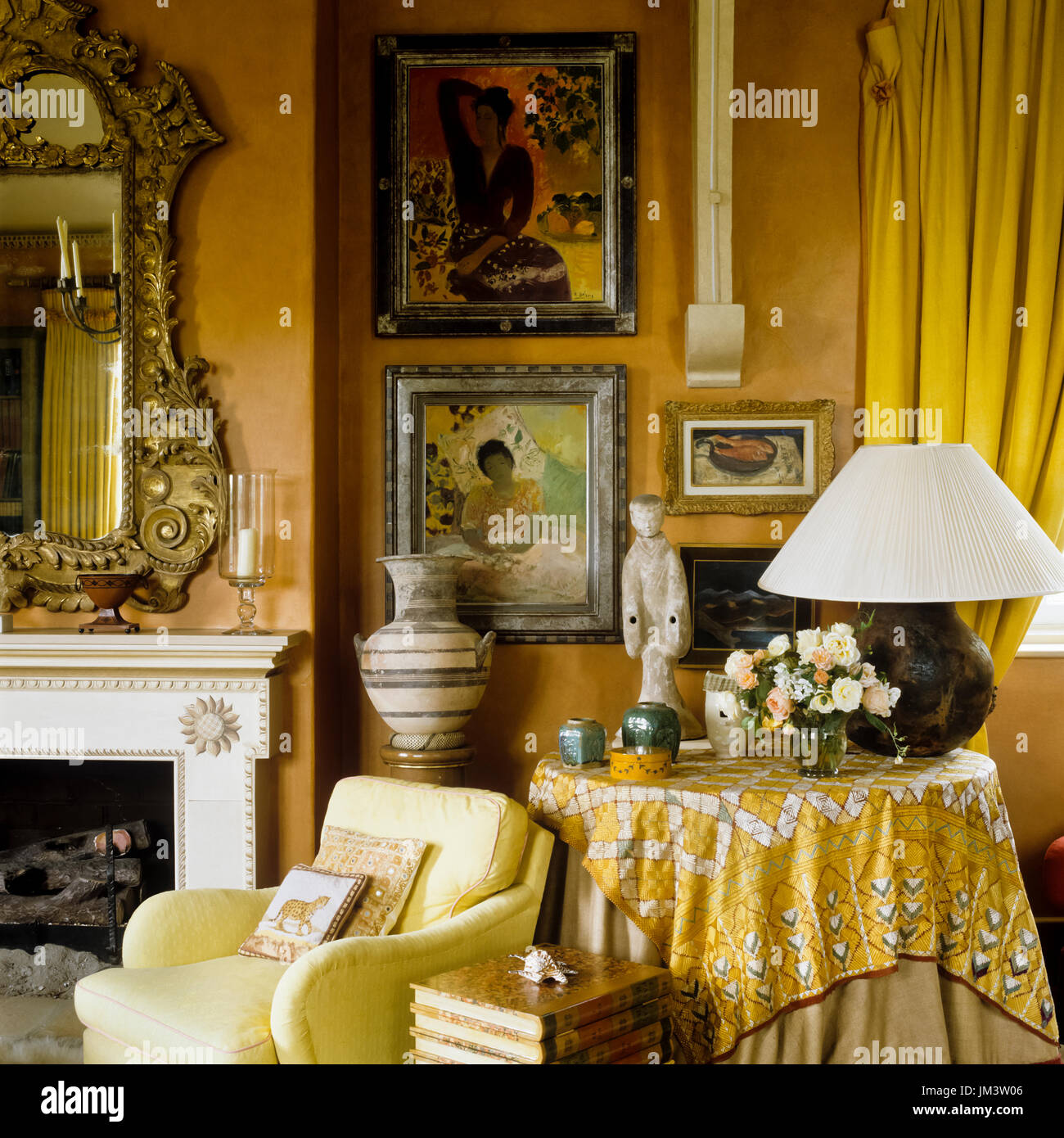 Gelb getönten Wohnzimmer mit Bildern Stockfoto