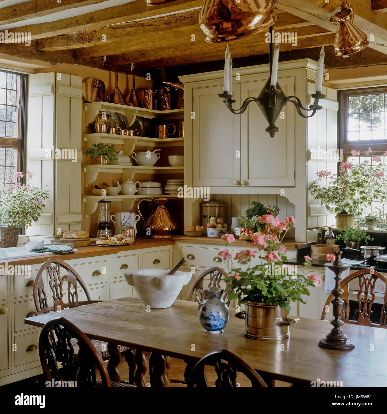 Tisch in rustikaler Küche Stockfoto