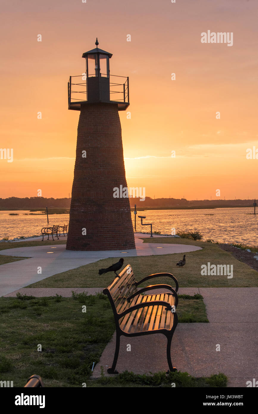 Mini-Leuchtturm am Ende der kleinen Halbinsel im Kissimme zur See Tohopekaliga (Toho) führen. Teil des Parks am Seeufer... Stockfoto