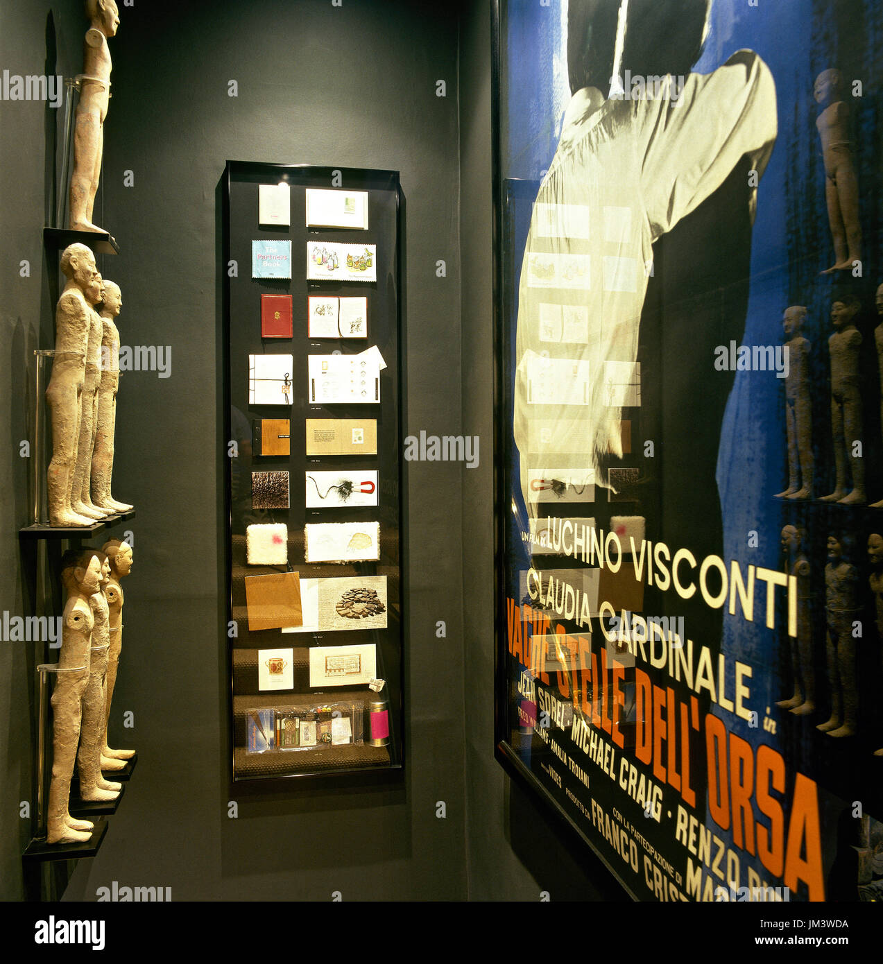 Gerahmte Filmplakat und Skulpturen auf dem Regal Stockfoto